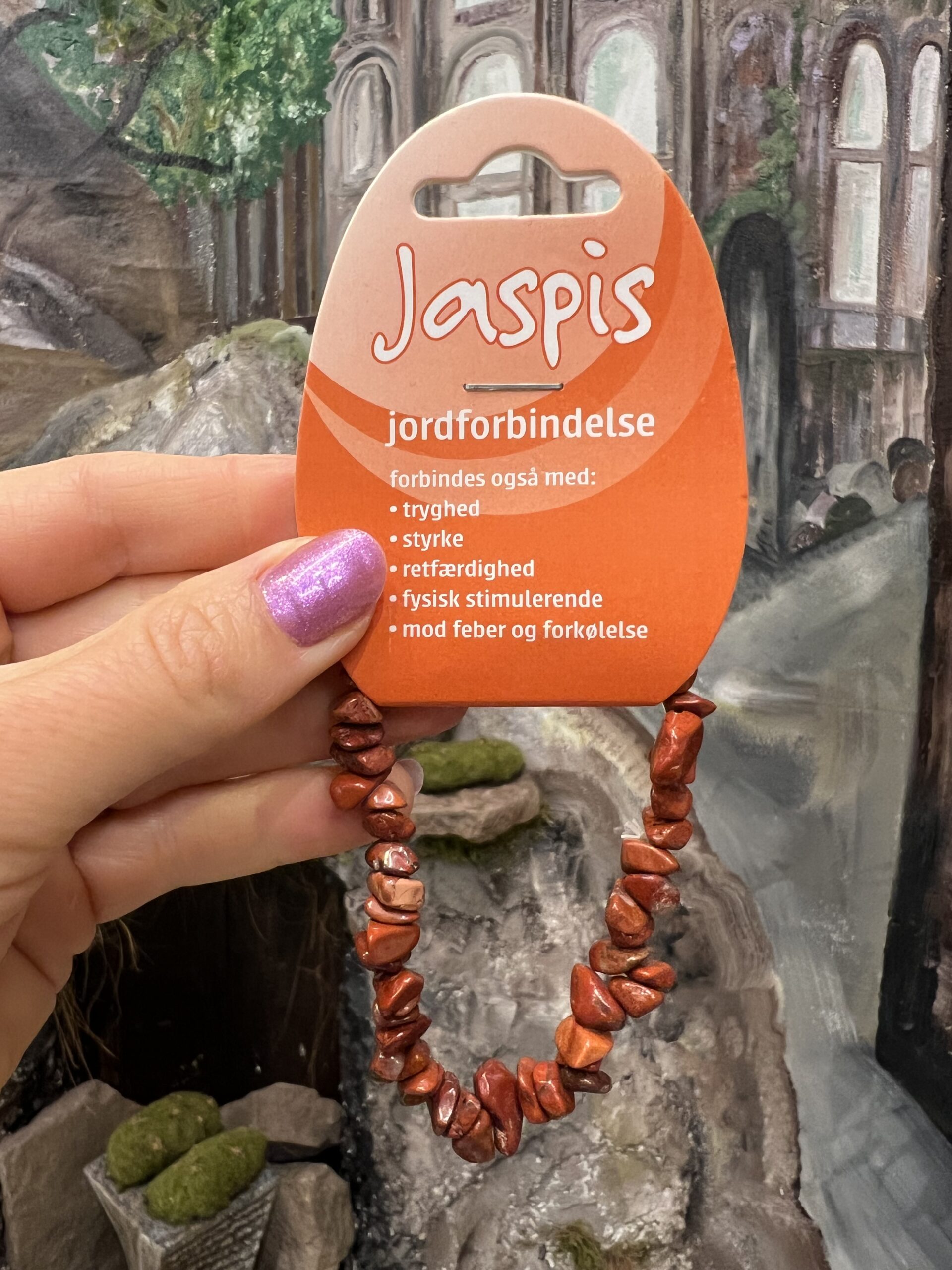 Rød jaspis armbånd med beskrivende mærkat